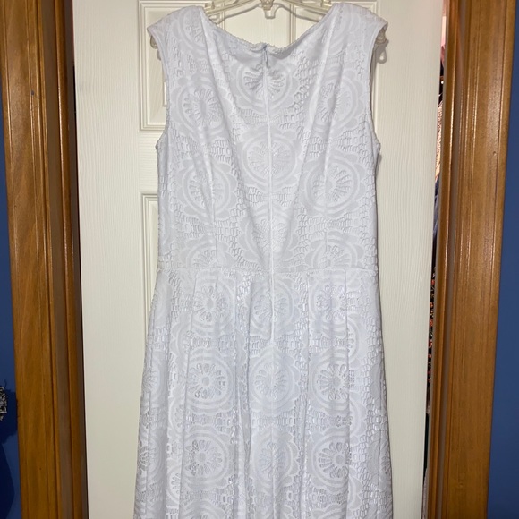 White lace dress - Picture 2 of 4
